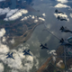 Cuatro F-15K de la Fuerza Aérea de la República de Corea y cuatro cazas F-16 de la Fuerza Aérea de los EE. UU. participan en un vuelo de escuadrón de ataque combinado